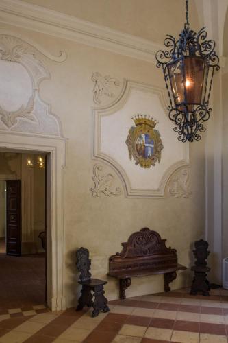 a room with a bench and a chandelier at Cà Sagredo in Conselve