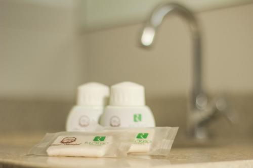 a pile of toilet paper sitting on top of a counter at Hotel Municipal in Jaboticabal