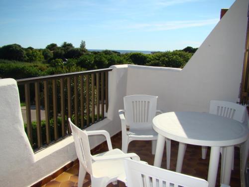 Balcone o terrazza di Apartamentos Son Bou Gardens By MENORCARENTALS