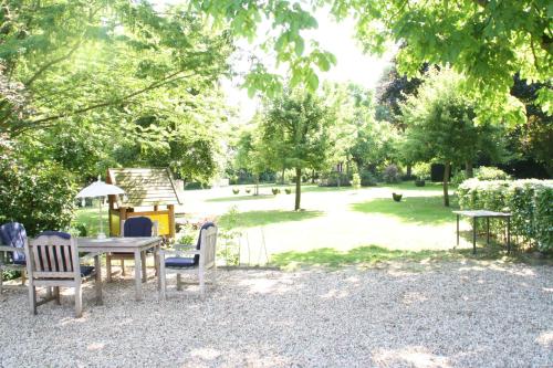 a picnic table and chairs in a park at B&B De Sprokkeltuin in Beuningen