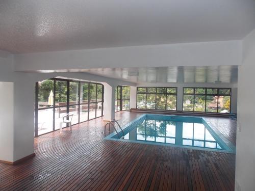 Habitación con piscina en un edificio en Residencial Mirante da Colina Hoffmann 219, en Gramado
