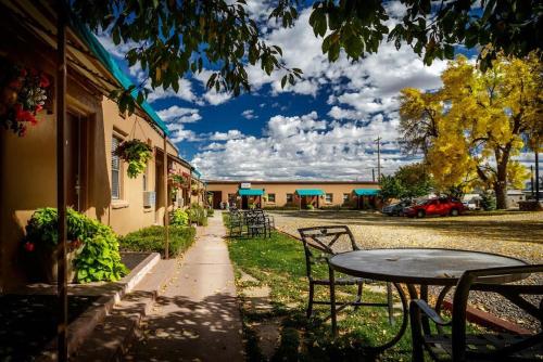 a table and chairs sitting next to a building at Stone Lizard Lodge in Blanding