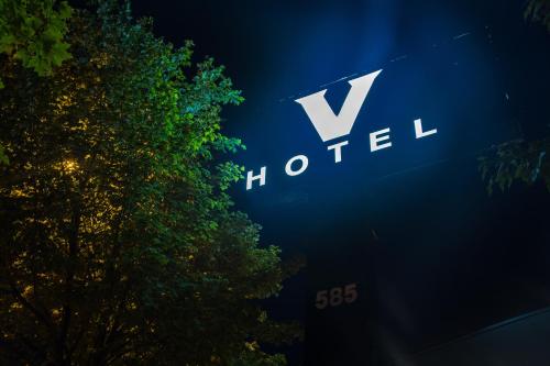 a sign for a vaunted hyundaiundaiundaiundaiundaiundaiundaiundaiundai at Hotel V in Gatineau
