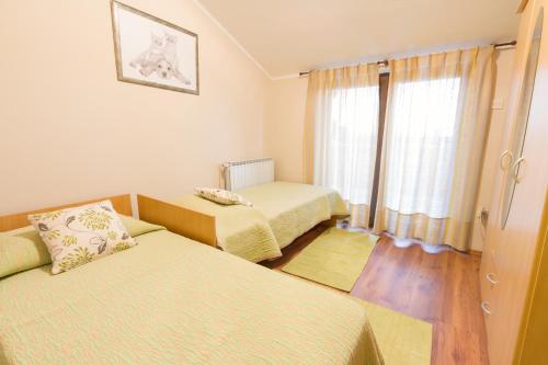 Postel nebo postele na pokoji v ubytování Apartments Mirjana