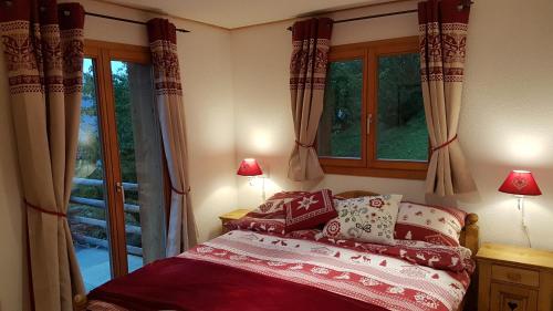 1 dormitorio con cama y ventana en Chalet Chaperon Rouge, en Nendaz