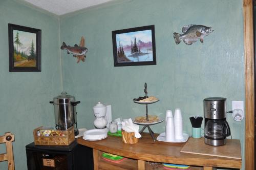 een keuken met een tafel en een koffiezetapparaat bij Long Holiday Motel in Gunnison
