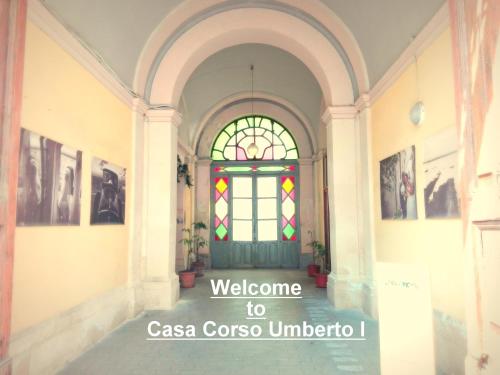 シラクーサにあるCasa Corso Umberto I, historic Main Streetのステンドグラス窓のある部屋への出入口