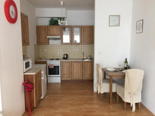 Apartment Lilly Olomouc في أولوموك: مطبخ مع طاولة ومطبخ مع غرفة طعام