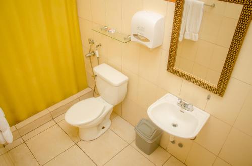 a bathroom with a toilet and a sink at Hotel Residencial Cervantes in David