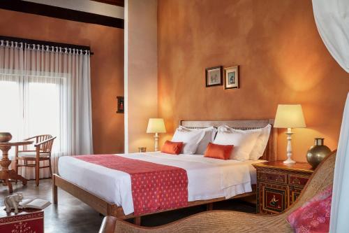 um quarto com uma cama e uma mesa com uma cadeira em Zorah Beach Hotel em Trairi