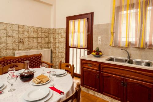 una cocina con mesa con comida y fregadero en Falassarna House en Plátanos
