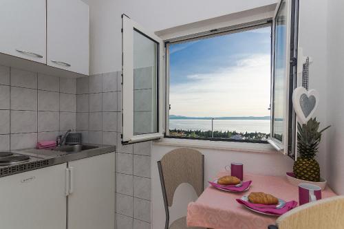 Kuchyň nebo kuchyňský kout v ubytování Apartment Lijana sea view