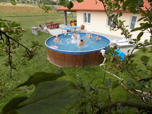 Holiday House Adrelot في Heřmaničky: مجموعة من الناس في حوض استحمام ساخن في الفناء