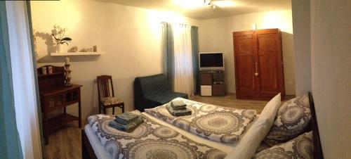 ein kleines Schlafzimmer mit einem Bett und einer Kommode in der Unterkunft Apartment Herget in Reichenberg