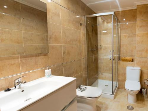a bathroom with a sink and a toilet and a shower at Apartamento El Arce in Foz