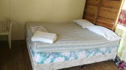 大玉米岛Corn Island Hostal ALAL SUITE的一张位于房间的床,上面有两个枕头