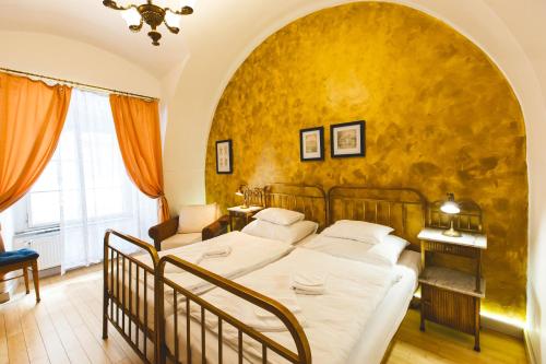 מיטה או מיטות בחדר ב-Hotel U Zlateho jelena