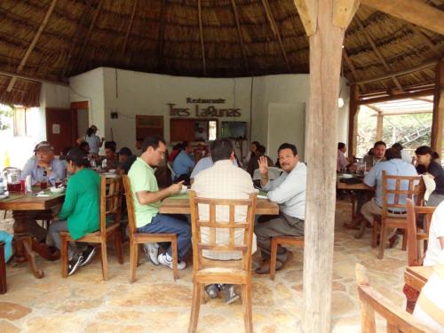 un grupo de personas sentadas en mesas en un restaurante en Tres Lagunas, Selva Lacandona, en Lacanjá