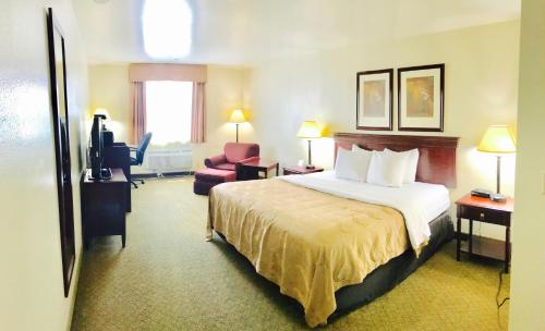 um quarto de hotel com uma cama e uma cadeira em Quality Inn Price Gateway to Moab National Parks em Price