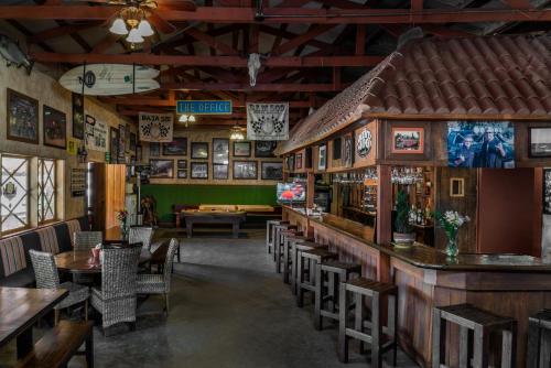 un restaurant avec un bar, des tables et des chaises dans l'établissement Horsepower Ranch, à Ensenada