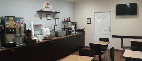 Kuchyň nebo kuchyňský kout v ubytování Super 8 by Wyndham Florida City/Homestead/Everglades