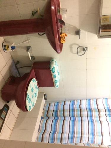 vistas a un baño con aseo en Blanquita guesthouse, en Manuel F. Martínez