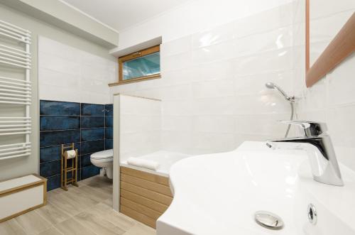 łazienka z umywalką i toaletą w obiekcie Casa Lavanda w Alsóörs