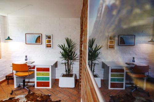un ufficio con una scrivania e due sedie in una stanza di Rukka Lodge a Tumbaco