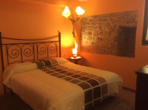 ピオンビーノにあるPodere Girasoliのベッドルーム(ランプ付)