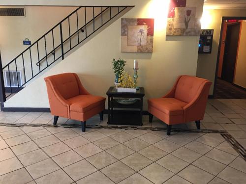 Posezení v ubytování Days Inn & Suites by Wyndham Stevens Point
