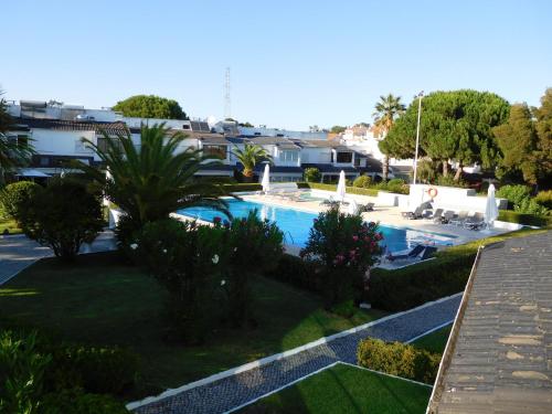vistas a la piscina desde el techo de una casa en Villa Benedito, en Charneca