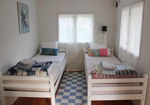 Una cama o camas en una habitación de Karlsäter - Lilla stugan