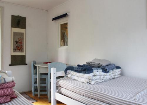 ein Schlafzimmer mit einem Etagenbett und einem Schreibtisch in der Unterkunft Karlsäter - Lilla stugan in Älvkarleby