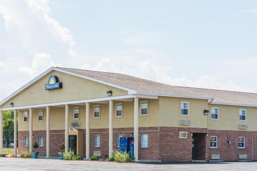 an image of a hotel at Days Inn by Wyndham Amherst in Amherst