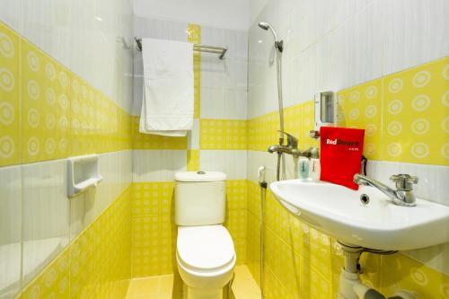 een badkamer met een toilet en een wastafel bij Reddoorz near Gajah Mada Plaza 2 in Jakarta