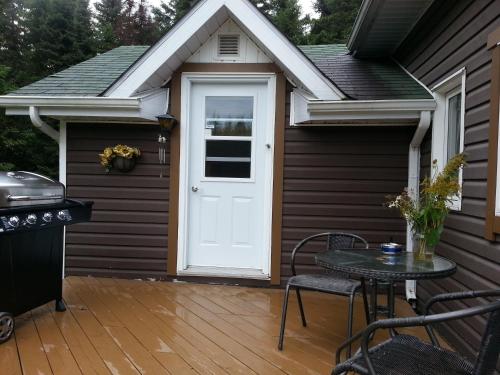 a patio with a white door and a table at Bed and Breakfast Du Repos in Saint Quentin