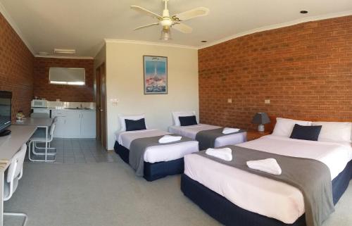 A bed or beds in a room at Bridge Motor Inn Tocumwal