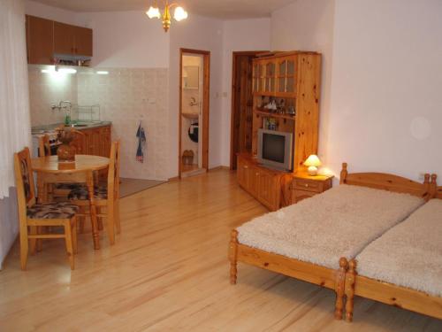 Georgievi Guest House في كالوفر: غرفة نوم بسرير وطاولة ومطبخ