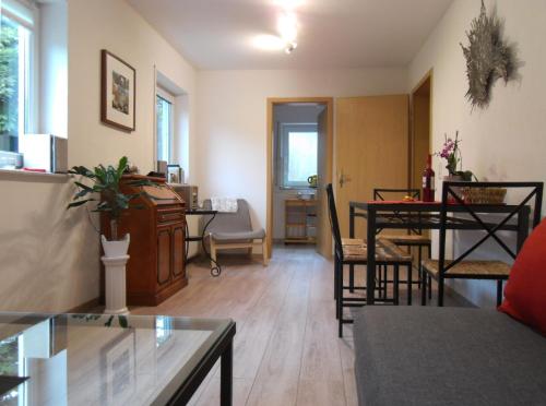 a living room with a table and chairs at Ferienwohnung in Hahnheim, Rheinhessen in Hahnheim