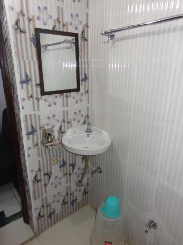 Bilik mandi di Luxmi Hotel