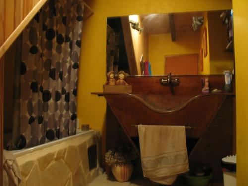 y baño con lavabo y espejo. en La Croix De Camargue en Oradour-sur-Glane