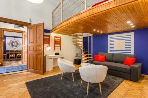 A seating area at Jokai 3 Design Apartment