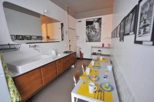eine Küche mit einem Esstisch und einem Waschbecken in der Unterkunft B&B Quater Lett in Mailand