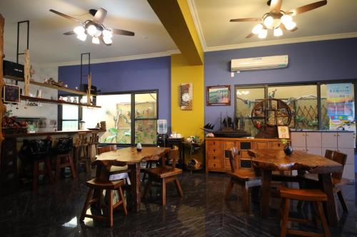 Restoran atau tempat lain untuk makan di 五葉松民宿-電梯民宿 近慈濟中小學及慈科大及人社院