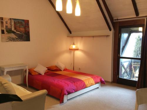 シュチェチンにあるPracownia pod 7のベッドルーム(ベッド1台、窓付)