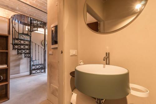 アーゾロにあるLa Canonicaのバスルーム(洗面台、壁掛け鏡付)
