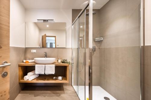 un bagno con lavandino e doccia di Apartm. & BB Ferienidylle Gstrein a Rablà