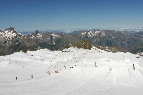 un groupe de personnes skier sur une montagne enneigée dans l'établissement Vacancéole - Résidence Alpina Lodge, à Les Deux Alpes