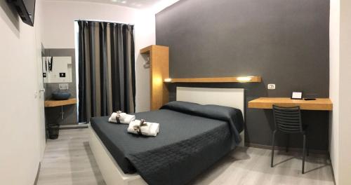 ローマにあるSangiò Guest Houseのベッドルーム1室(ベッド1台、白いタオル2枚付)