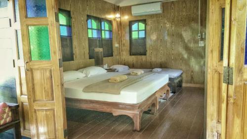 Katil atau katil-katil dalam bilik di Mon Saeng Jun Homestay